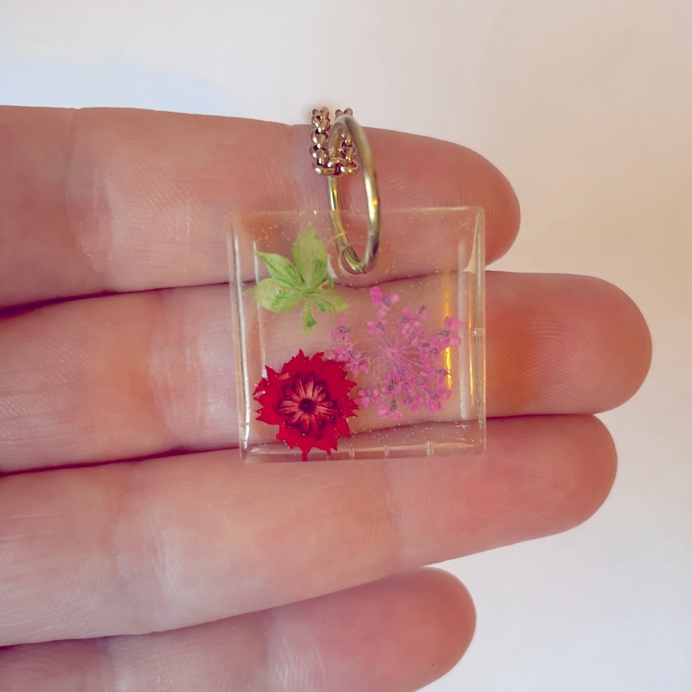 Resin Flower Necklace/Pendant/Gold Chain/Jewelry